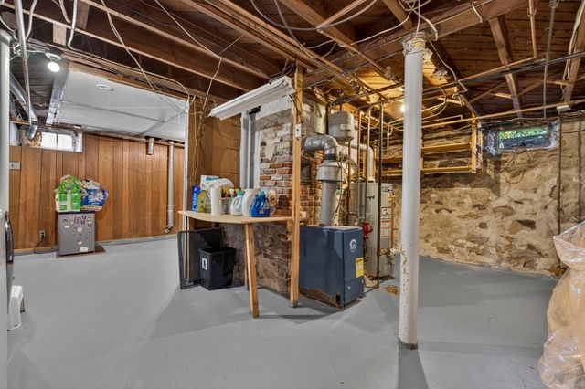 8 Lyndale Rd, Worcester, MA 01606