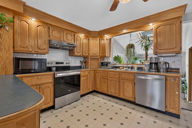 8 Lyndale Rd, Worcester, MA 01606