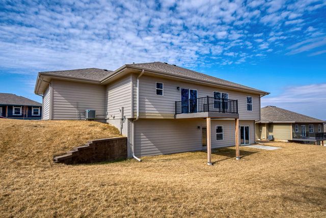 1335 COPPER MOUNTAIN Drive, Crescent, IA 51526