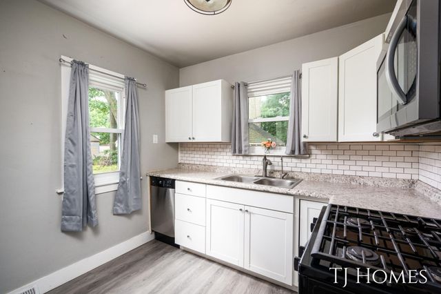 52 Holly Street SW, Grand Rapids, MI 49548