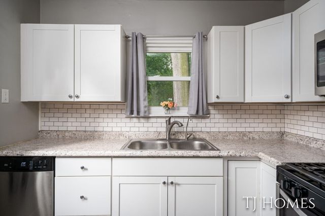 52 Holly Street SW, Grand Rapids, MI 49548