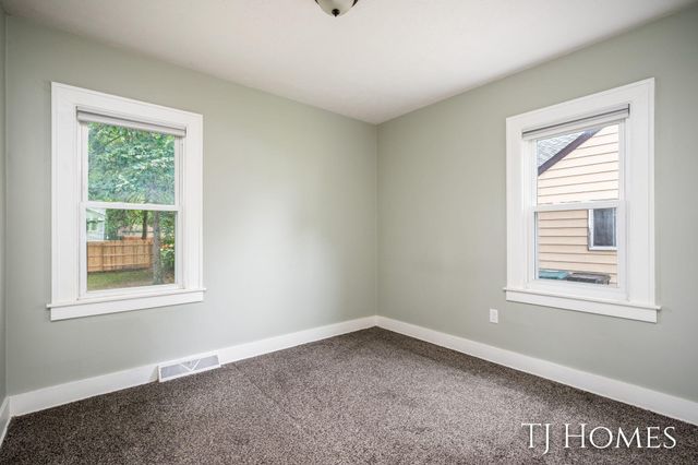 52 Holly Street SW, Grand Rapids, MI 49548