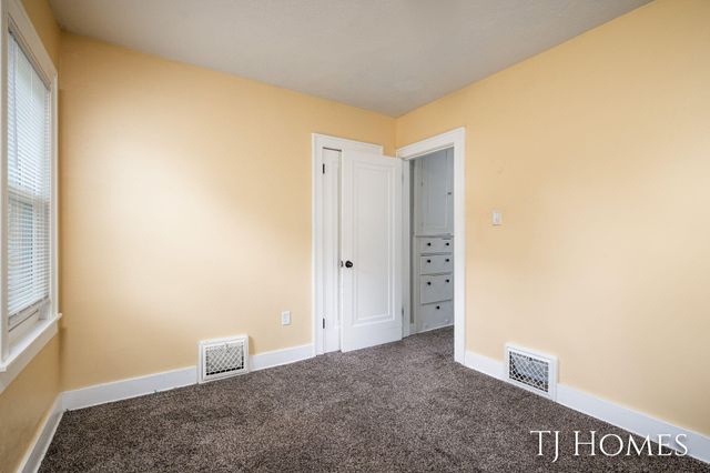 52 Holly Street SW, Grand Rapids, MI 49548