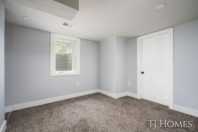 52 Holly Street SW, Grand Rapids, MI 49548