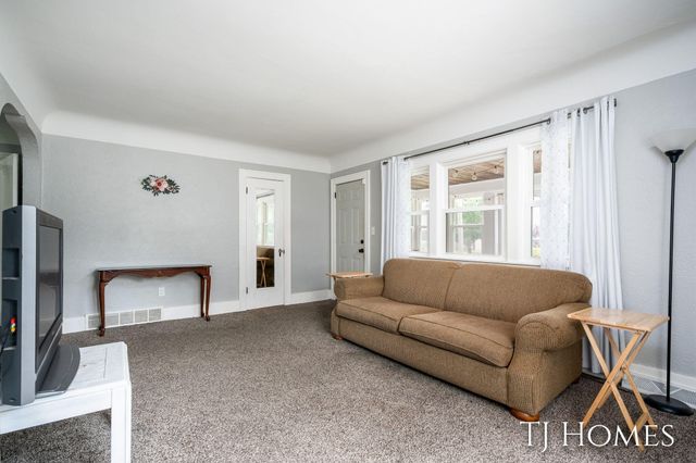 52 Holly Street SW, Grand Rapids, MI 49548