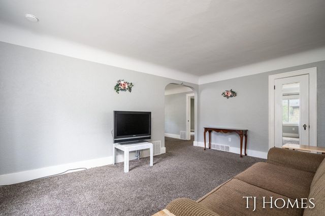 52 Holly Street SW, Grand Rapids, MI 49548