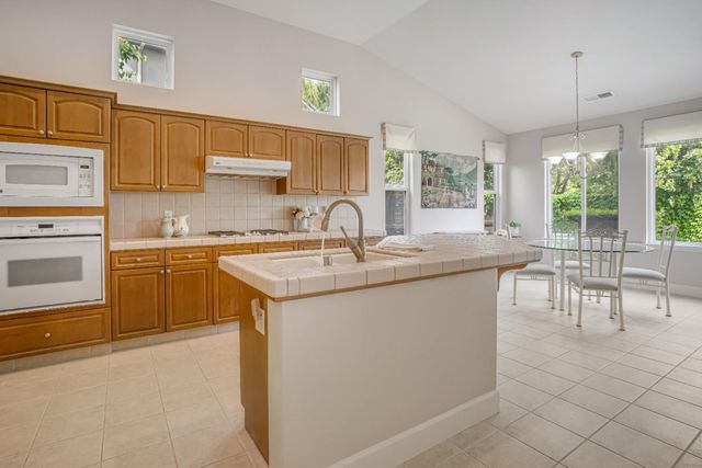 6126 W Los Altos Avenue, Fresno, CA 93722