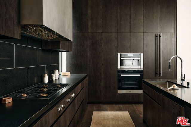 8900 Rosewood Avenue, West Hollywood, CA 90048