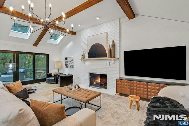 888 Briarwoods Road, Franklin Lakes, NJ 07417