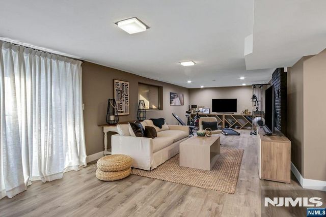 888 Briarwoods Road, Franklin Lakes, NJ 07417