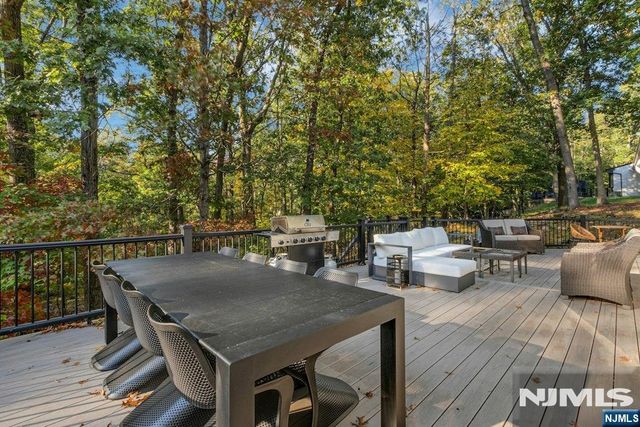 888 Briarwoods Road, Franklin Lakes, NJ 07417
