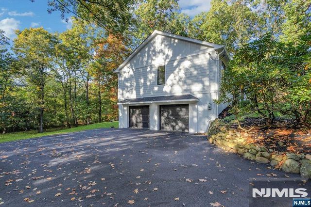 888 Briarwoods Road, Franklin Lakes, NJ 07417