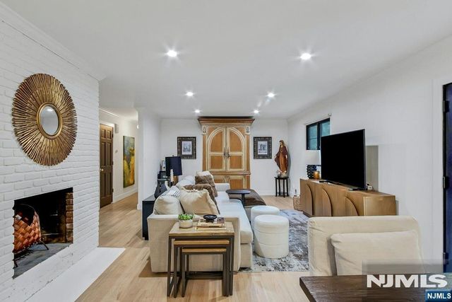 888 Briarwoods Road, Franklin Lakes, NJ 07417