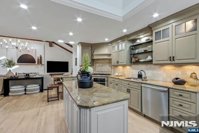 888 Briarwoods Road, Franklin Lakes, NJ 07417