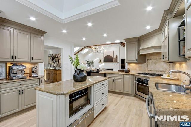 888 Briarwoods Road, Franklin Lakes, NJ 07417