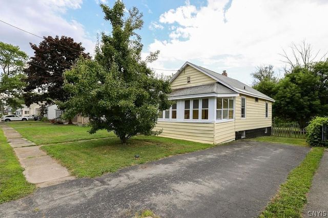 219 Garden City Drive, Salina, NY 13211