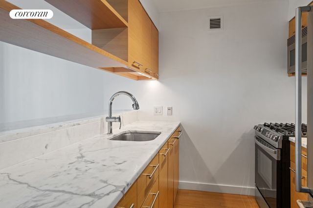 100 W 39th St Apt 39J, New York City, NY 10018