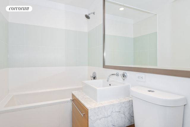 100 W 39th St Apt 39J, New York City, NY 10018