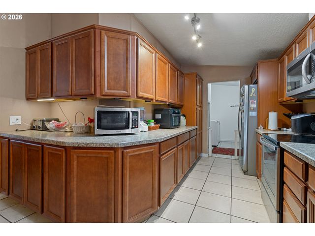 483 RYE St, Woodburn, OR 97071