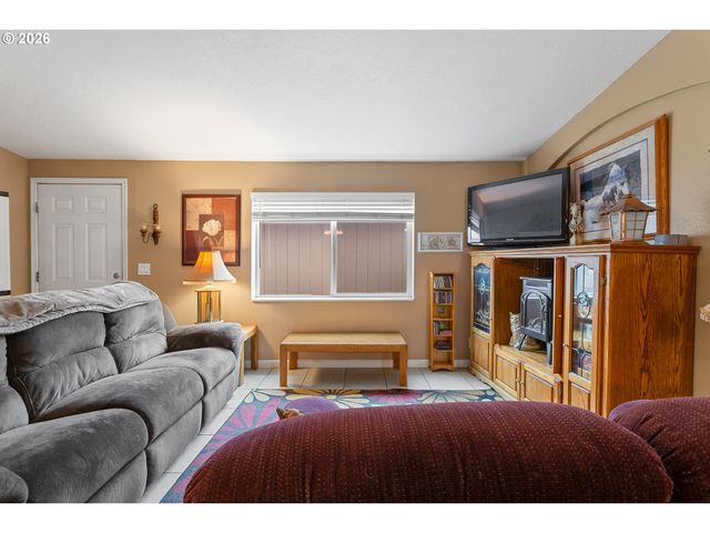 483 RYE St, Woodburn, OR 97071