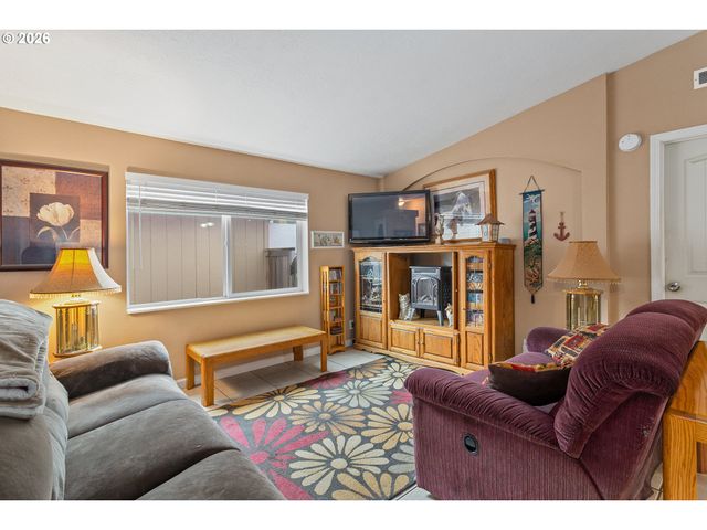 483 RYE St, Woodburn, OR 97071