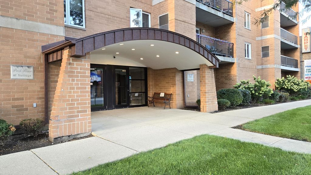 7414 W Irving Park Road 202, Norridge, IL 60706 — photo 2