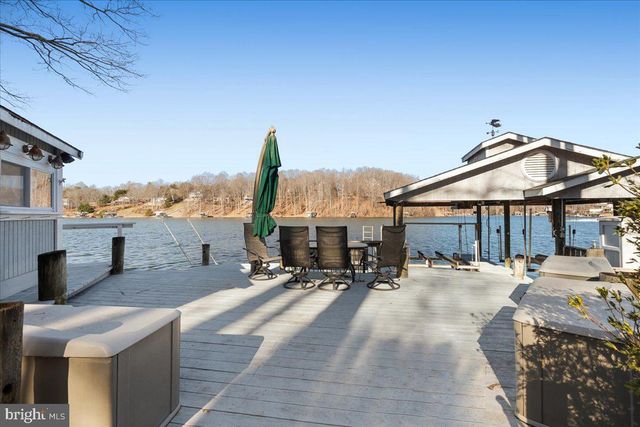 1031 LAKEMOUNT DR, Moneta, VA 24121