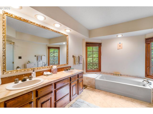 10000 Se CAMBRIDGE Ln, Milwaukie, OR 97222