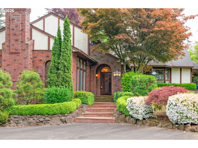 10000 Se CAMBRIDGE Ln, Milwaukie, OR 97222