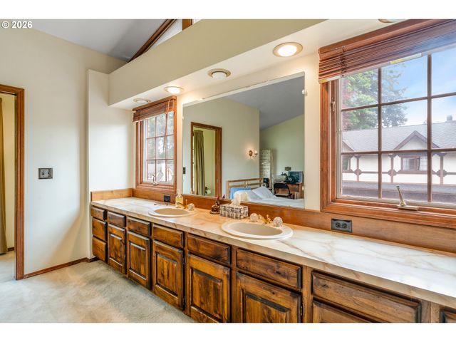 10000 Se CAMBRIDGE Ln, Milwaukie, OR 97222