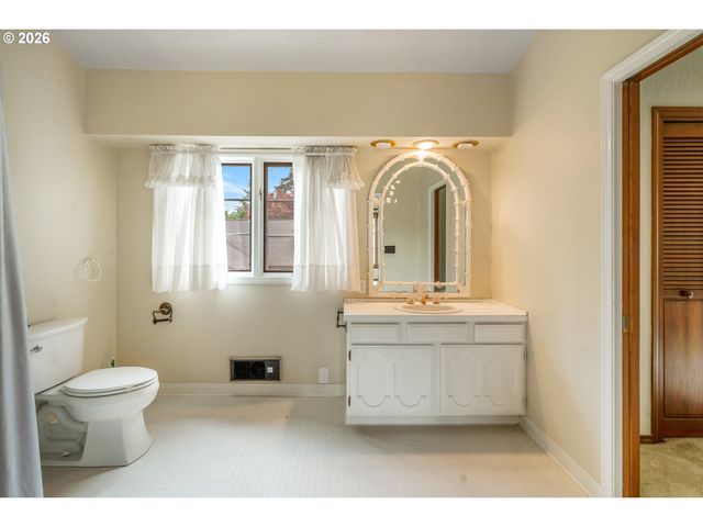 10000 Se CAMBRIDGE Ln, Milwaukie, OR 97222