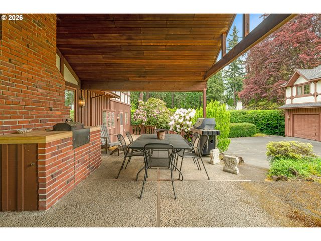 10000 Se CAMBRIDGE Ln, Milwaukie, OR 97222