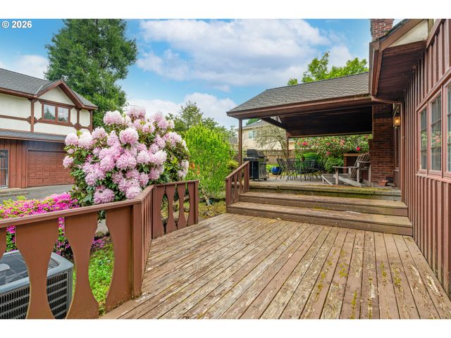 10000 Se CAMBRIDGE Ln, Milwaukie, OR 97222