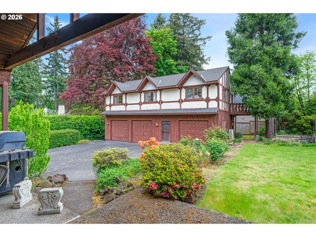 10000 Se CAMBRIDGE Ln, Milwaukie, OR 97222