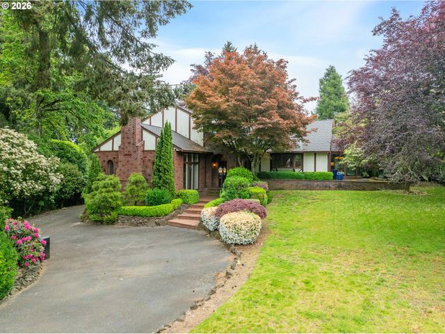 10000 Se CAMBRIDGE Ln, Milwaukie, OR 97222