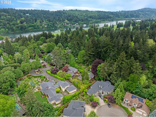 10000 Se CAMBRIDGE Ln, Milwaukie, OR 97222