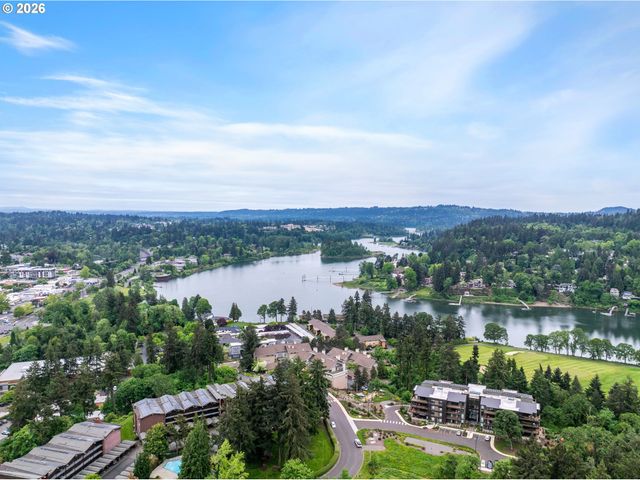 10000 Se CAMBRIDGE Ln, Milwaukie, OR 97222