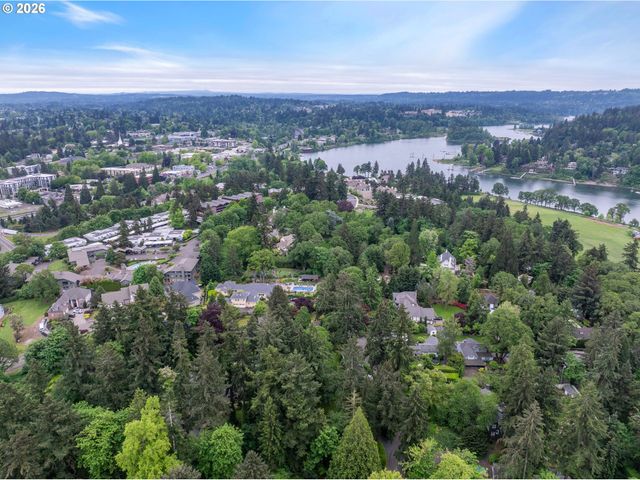 10000 Se CAMBRIDGE Ln, Milwaukie, OR 97222