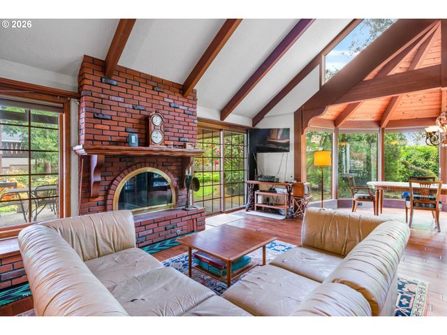 10000 Se CAMBRIDGE Ln, Milwaukie, OR 97222