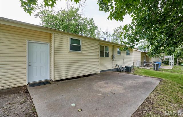 2745 Benne Drive, Florissant, MO 63031
