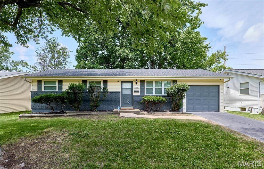 2745 Benne Drive, Florissant, MO 63031