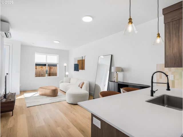 7550 Ne MORRIS St, Portland, OR 97213