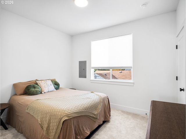 7550 Ne MORRIS St, Portland, OR 97213