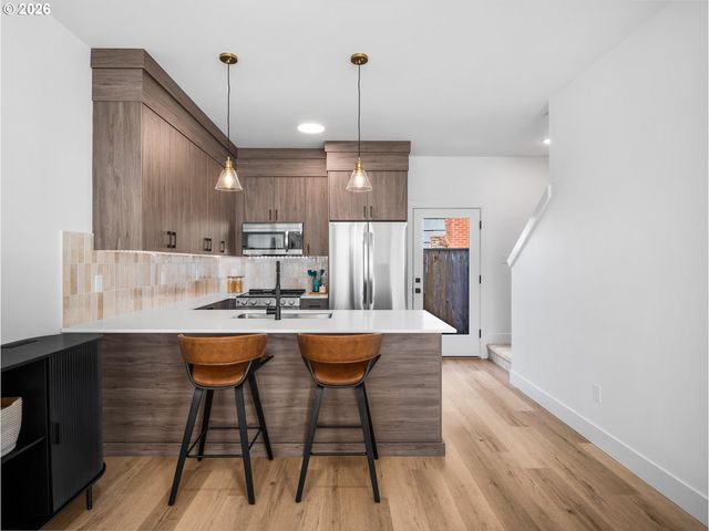 7550 Ne MORRIS St, Portland, OR 97213