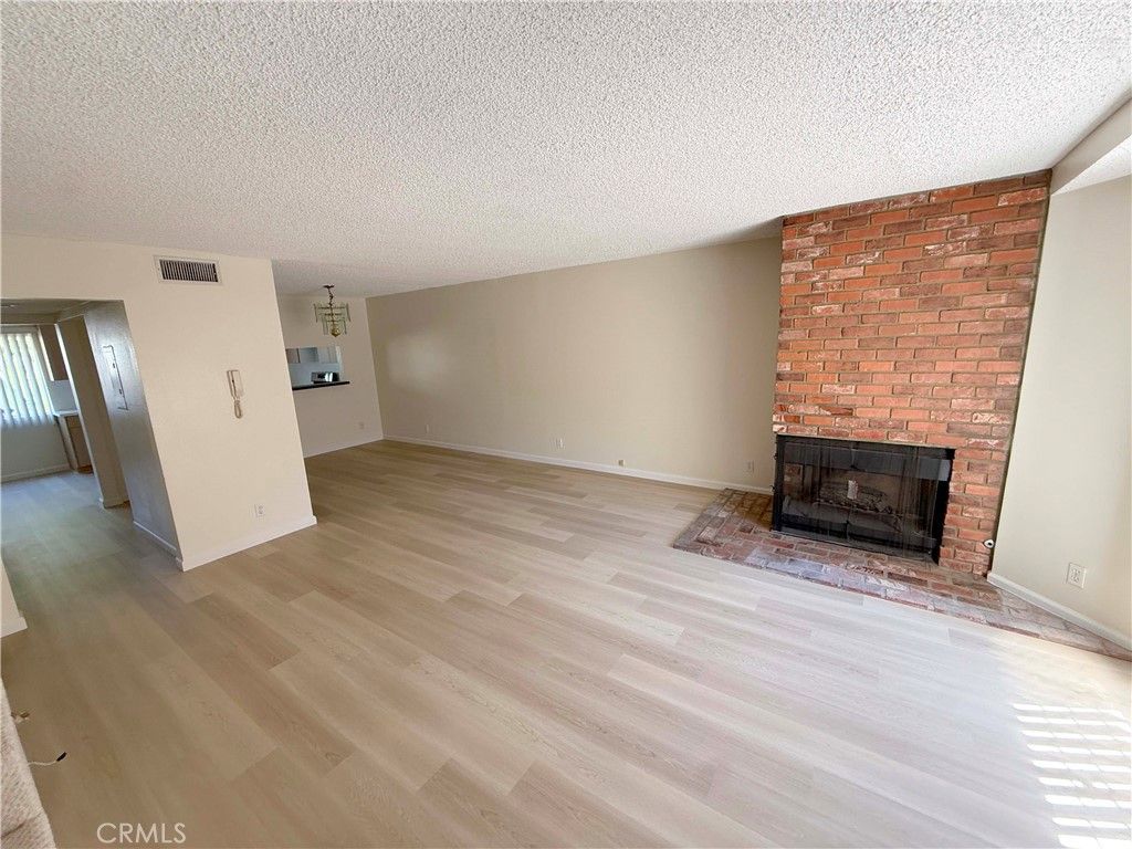 Image 11 of property listing at 8744 Darby Avenue 14, Northridge, CA 91325