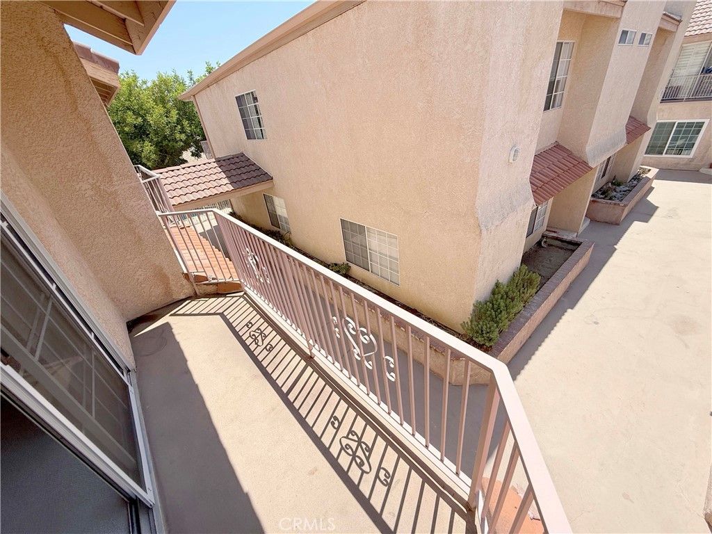 Image 12 of property listing at 8744 Darby Avenue 14, Northridge, CA 91325