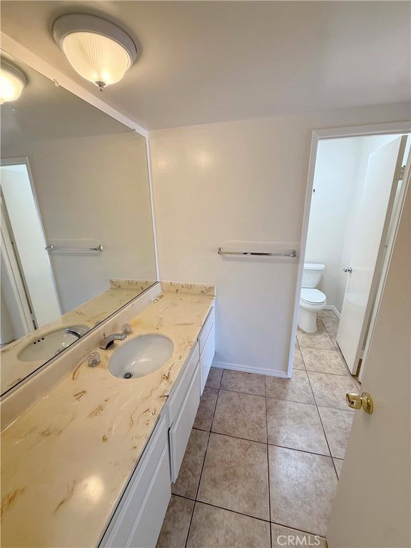 Image 16 of property listing at 8744 Darby Avenue 14, Northridge, CA 91325