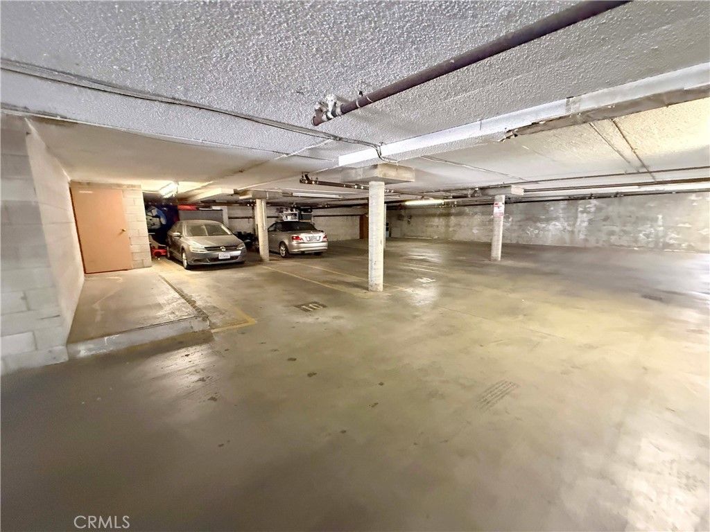 Image 22 of property listing at 8744 Darby Avenue 14, Northridge, CA 91325