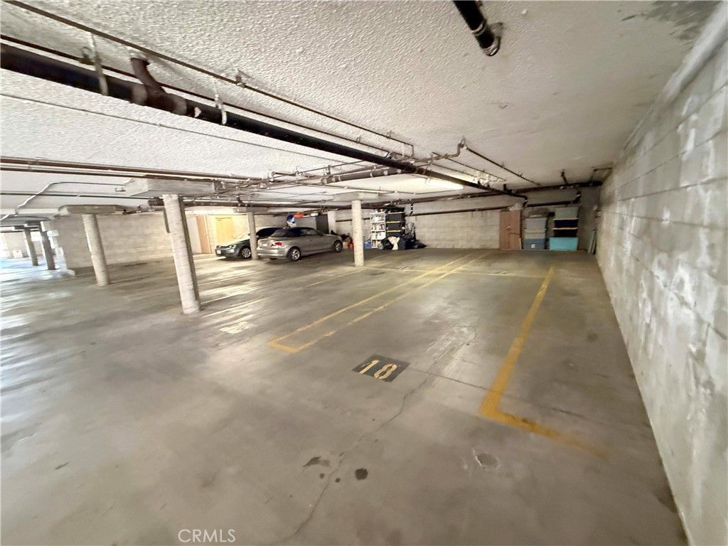 Image 23 of property listing at 8744 Darby Avenue 14, Northridge, CA 91325