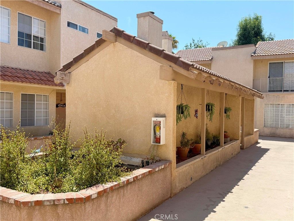 Image 4 of property listing at 8744 Darby Avenue 14, Northridge, CA 91325